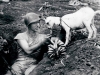 un-soldato-condivide-una-banana-con-una-capra-durante-la-battaglia-di-saipan-ca-1944