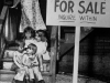una-madre-nasconde-il-proprio-volto-per-la-vergogna-dopo-aver-messo-in-vendita-i-suoi-figli-chicago-1948